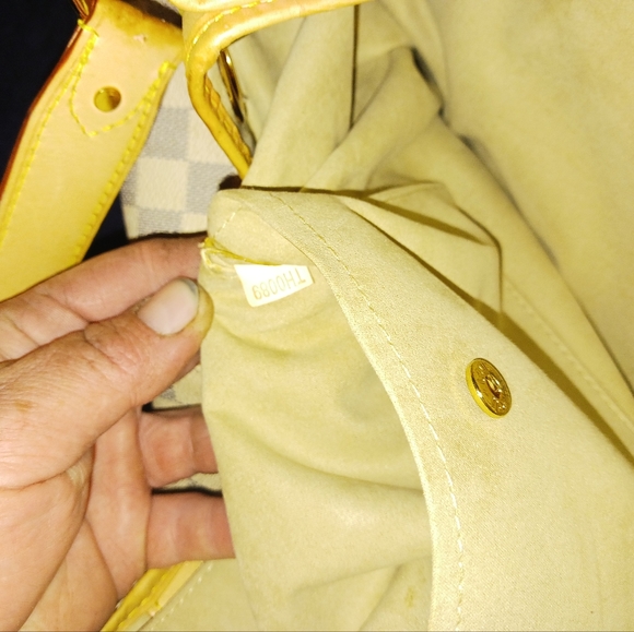 LOUIS VUITTON BAG - Picture 2 of 8